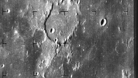 Ranger-7-Aufnahme des Kraters Guericke aus einer Höhe von 1335 Kilometern