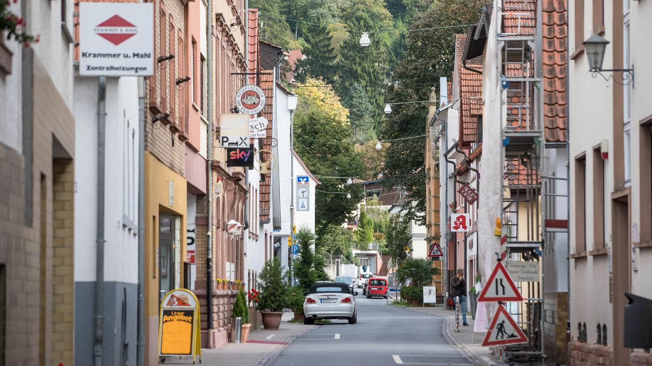 Ziegelhausen liegt im Neckartal räumlich beengt, wie die Dorfstraße zeigt. Das Dorf teilt sich das enge Tal nicht nur mit dem Fluss, sondern auch mit einer Schnellstraße und einer Eisenbahnlinie. Die Wohnhäuser liegen daher höher an den Hängen.