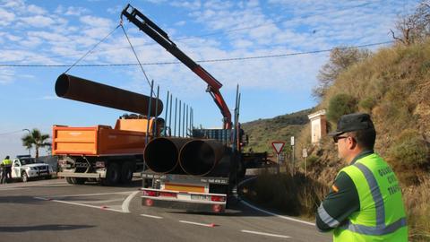 Eine Aufnahme während der Rettungsbemühungen um das zweijährige Kind, das im Jahr 2019 in der Region Málaga in einen Brunnenschacht gestürzt war. Zu sehen sind Baufahrzeuge und ein Kran, der eine große Metallröhre trägt.