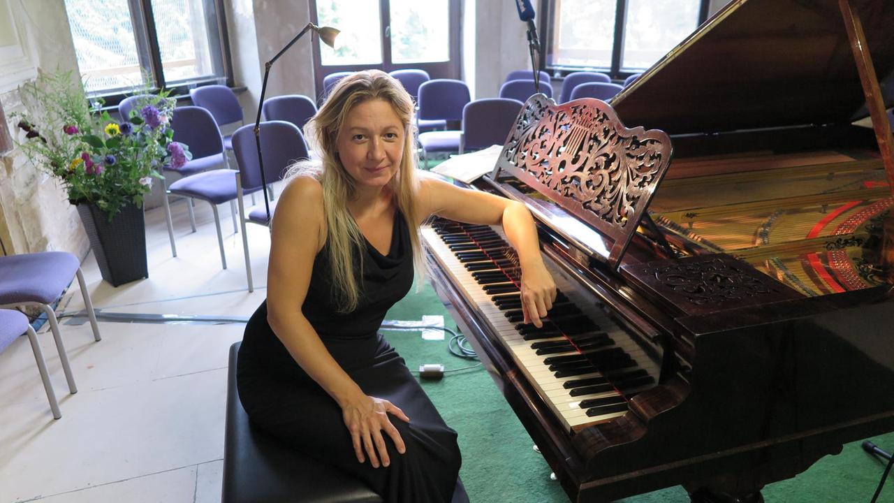 Die Pianistin Ragna Schirmer sitzt vor ihrem Flügel in der Villa Kneiff in Nordhausen