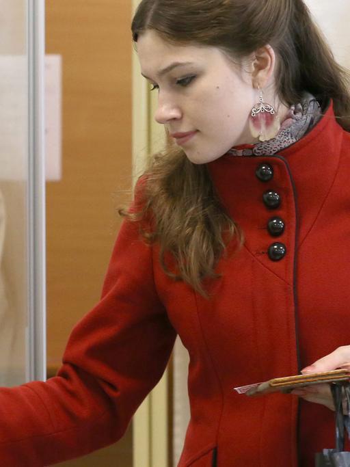 Eine weißrussische Studentin gibt ihre Stimme bei den Präsidenschaftswahlen ab.