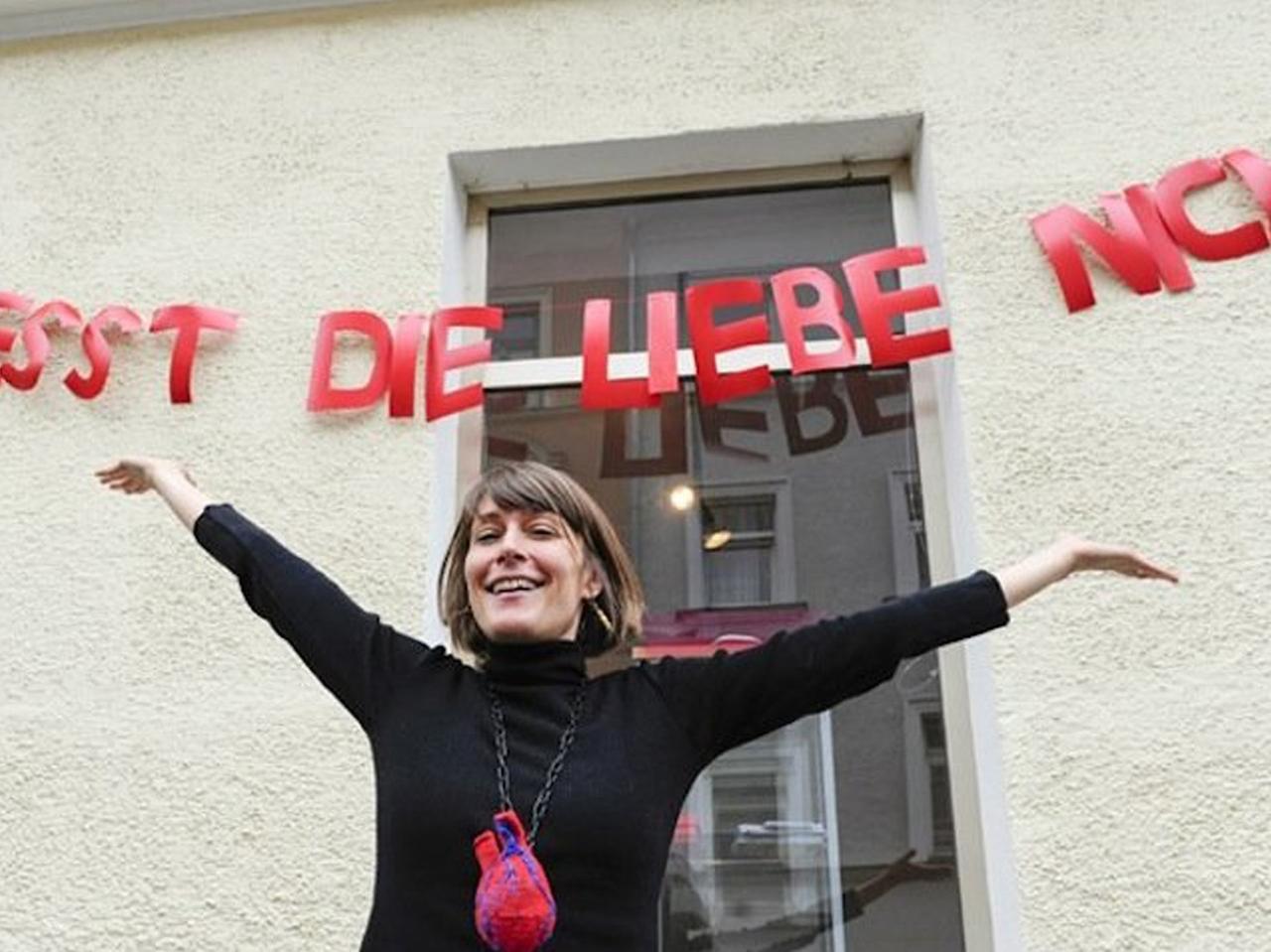Luise Loué am Eingang ihrer Liebesobjekte-Sammlung