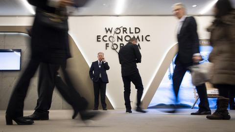 Vorbeilaufende Menschen beim Weltwirtschaftsforum in Davos in der Schweiz.