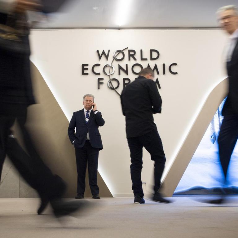 Vorbeilaufende Menschen beim Weltwirtschaftsforum in Davos in der Schweiz.