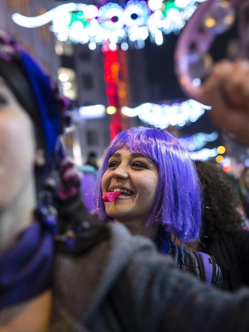 Frauen mit erhobener Fraust und lila Haaren demonstrieren in der Istiklal Avenue am Internationalen Frauentag am 8. März 2017 im Bezirk Beyoglu in Istanbul in der Türkei