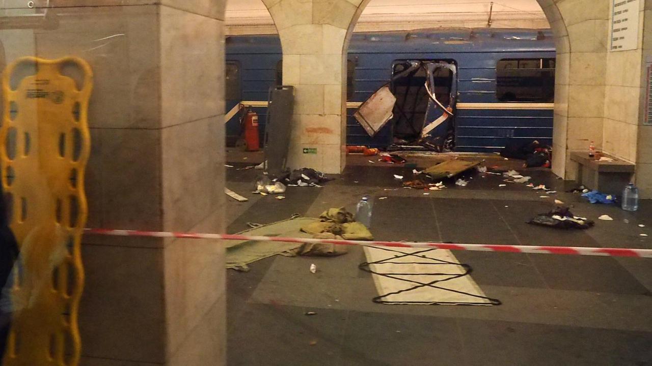 Das Bild zeigt den beschädigten Zug der St. Petersburger U-Bahn nach dem Anschlag.