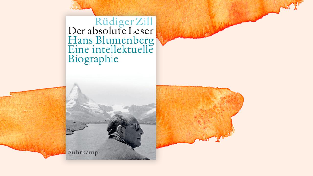 Auf dem Buchcover zu Rüdiger Zills "Der absolute Leser - Hans Blumenberg" ist eine schwarzweiss Fotografie von Hans Blumenberg vor einem Alpenpanorama zu sehen.