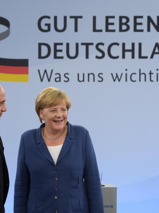 Bundeskanzlerin Angela Merkel unterhält sich in Duisburg-Marxloh vor Beginn des Bürgerdialogs "Gut Leben in Deutschland" mit Diskussionsteilnehmern.