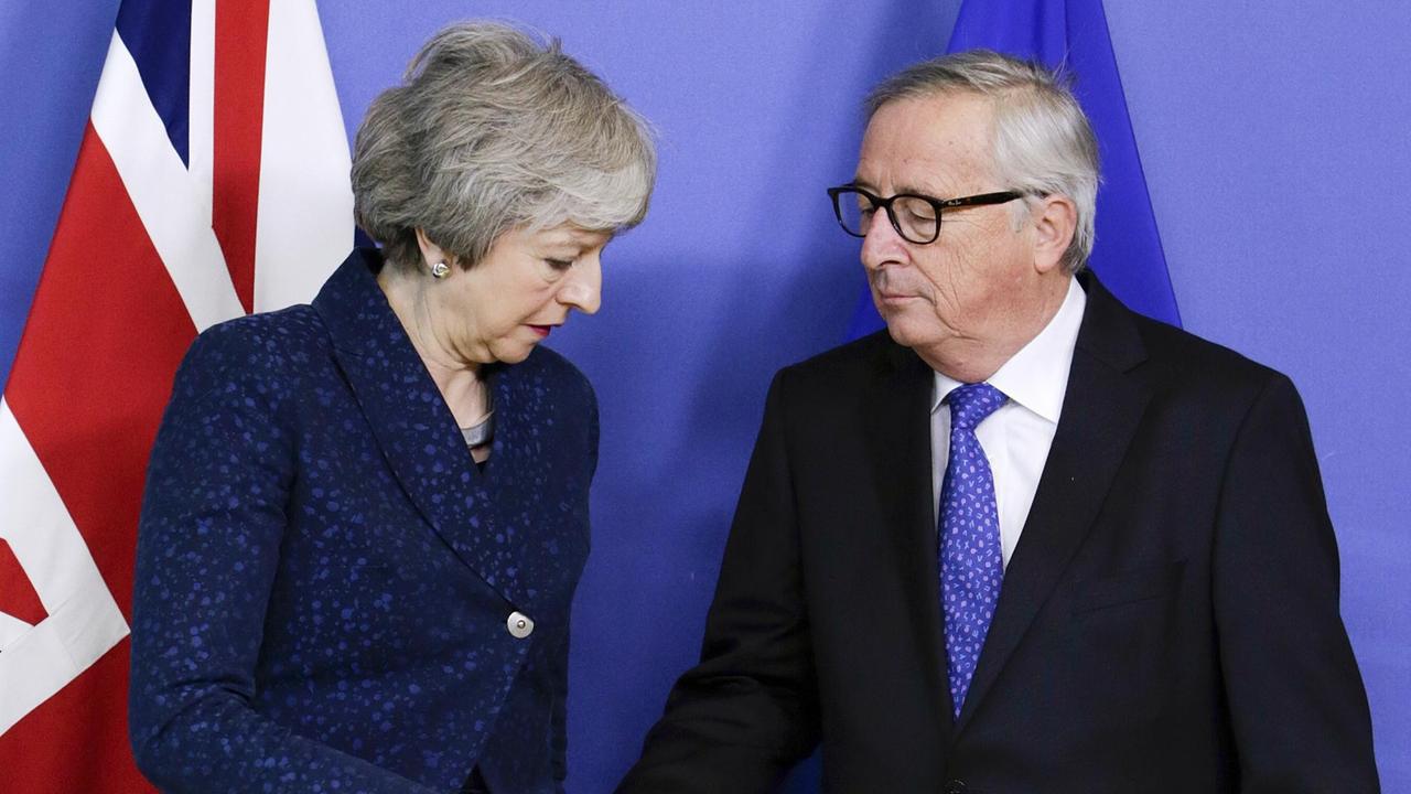 Die britische Premierministerin Theresa May beim Empfang durch EU-Kommissionspräsident Jean-Claude Juncker in Brüssel