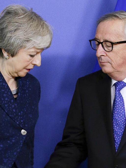 Die britische Premierministerin Theresa May beim Empfang durch EU-Kommissionspräsident Jean-Claude Juncker in Brüssel