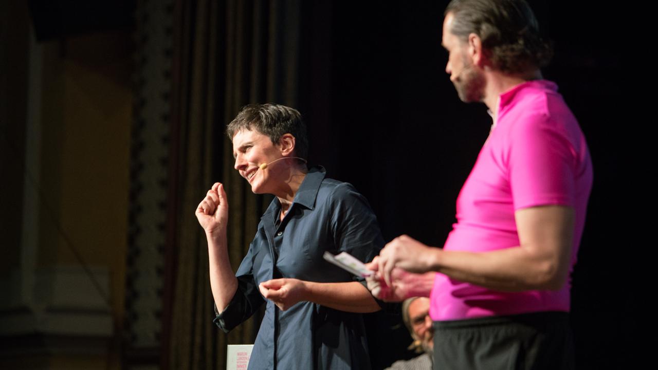 Die Verhaltensbiologin Dr. Elisabeth Oberzaucher macht bei ihrem Auftritt eine erklärende Geste.