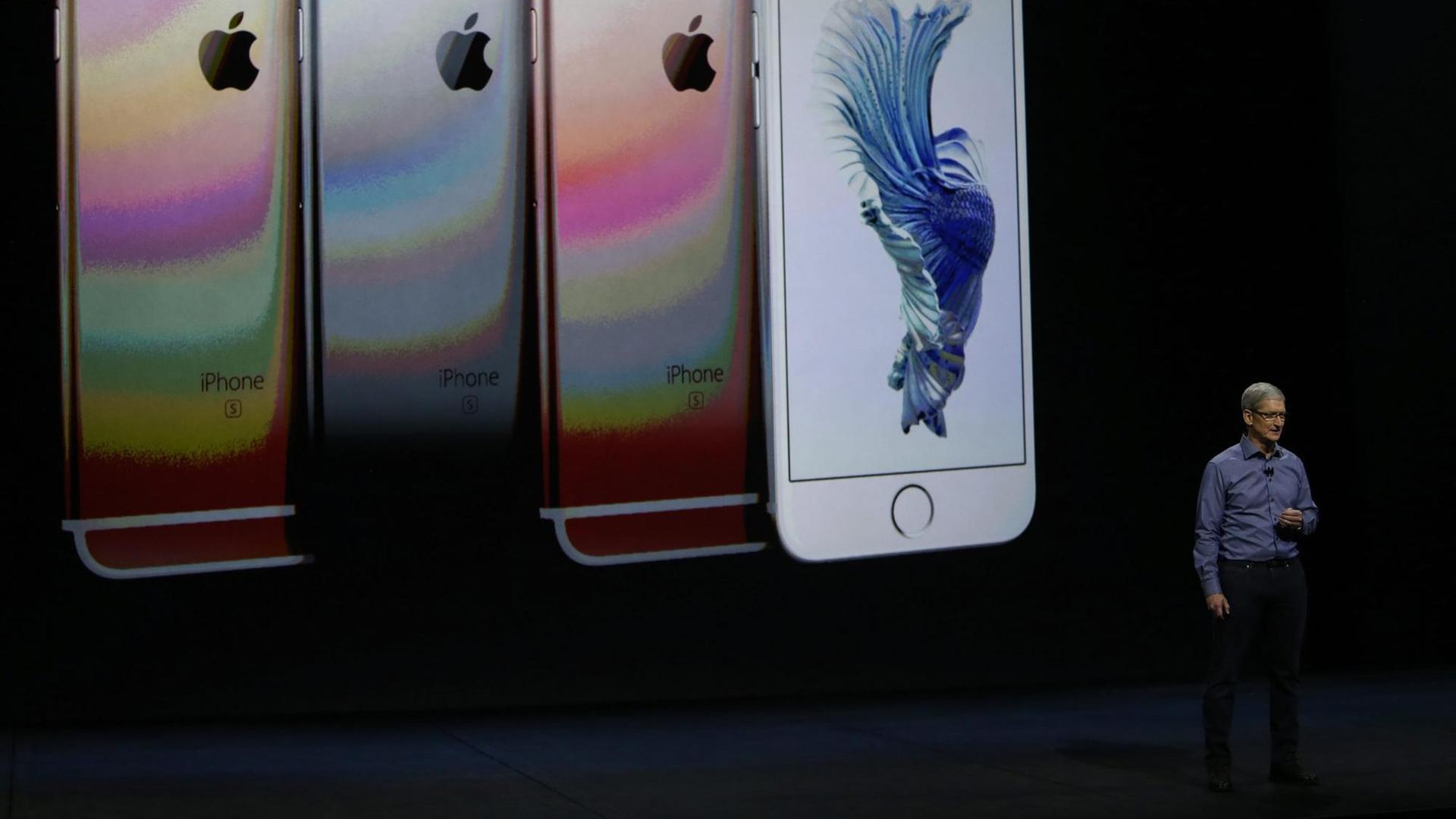 Apple-Chef Tim Cook präsentiert am 9. September 2015 neue Produkte, in diesem Fall gerade das iPhone 6s.