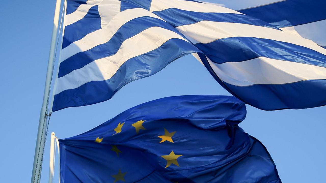 Die Fahnen von Griechenland und der Europäischen Union
