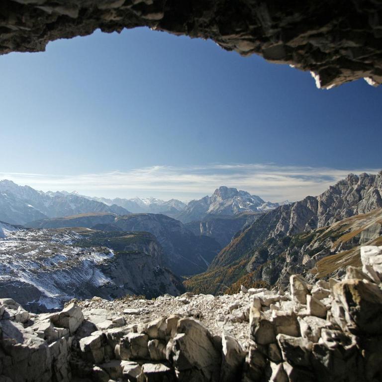 Blick aus einem Stollen aus dem Ersten Weltkrieg in den Dolomiten