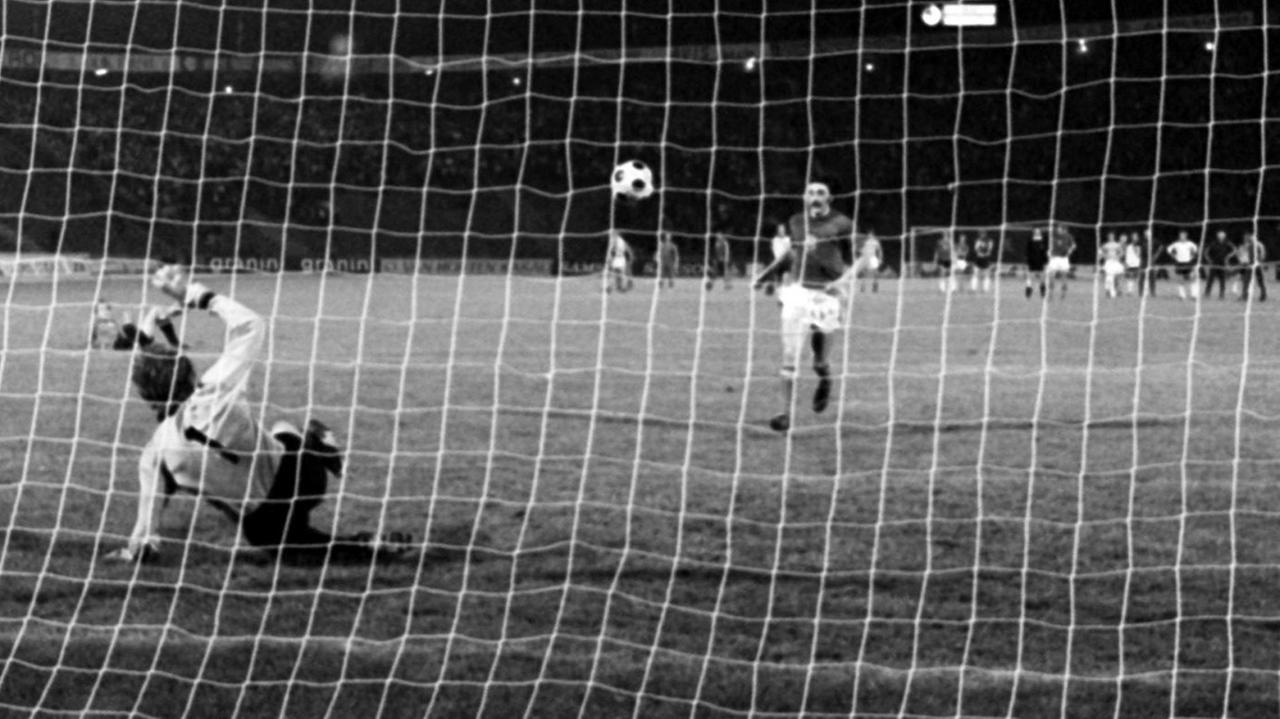 Antonín Panenka verlädt Sepp Maier: Der entscheidende Elfmeter beim EM-Finale CSSR gegen BRD 1976 in Belgrad (2:2 nach Verlängerung und 5:3 im Elfmeterschießen). Zuvor hatte Uli Hoeneß seinen Schuss über das Tor gesetzt.