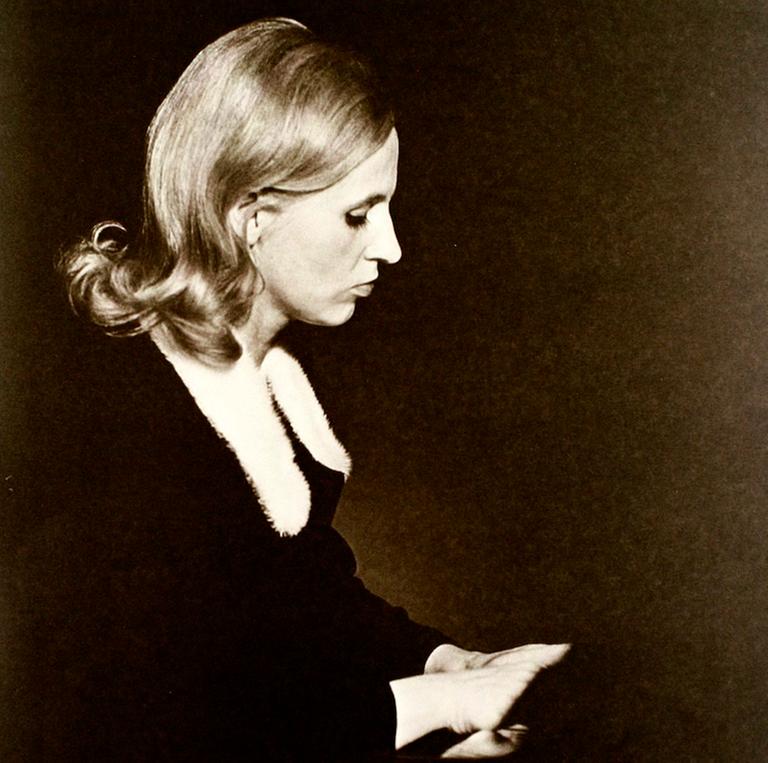 Die Pianistin Annerose Schmidt am Klavier