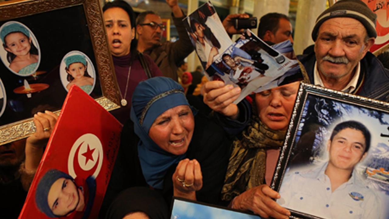Tunesier beklagen ihre Verwandten, die während des sogenannten Arabischen Frühlings ums Leben kamen.