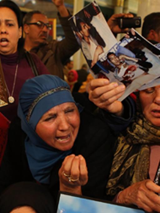 Tunesier beklagen ihre Verwandten, die während des sogenannten Arabischen Frühlings ums Leben kamen.