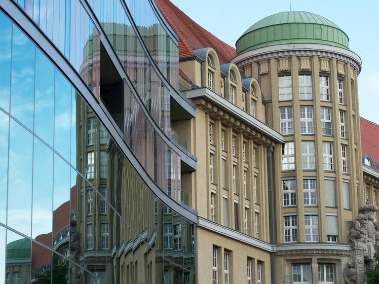 Der Altbau der Deutschen Nationalbücherei spiegelt sich in dem Erweiterungsbau in Leipzig.