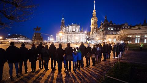 Am 73. Jahrestag der Zerstörung Dresdens haben tausende Bürger zum Gedenken eine Menschenkette gebildet.