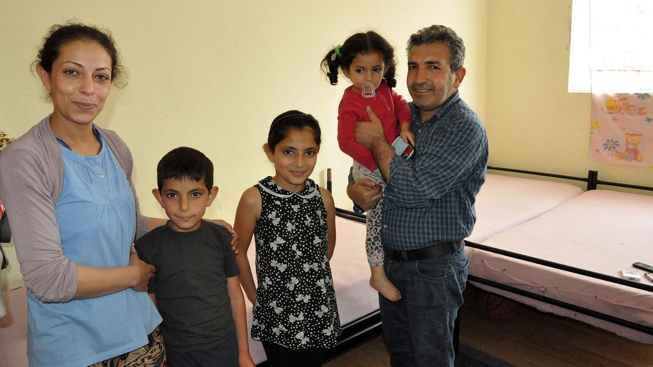 Der kleine Hevi lebt mit seinen Eltern und den beiden Schwestern in einem Zimmer im Flüchtlingslager Harmanli. Vater war Händler in Syrien - jetzt möchten sie nach Deutschland.