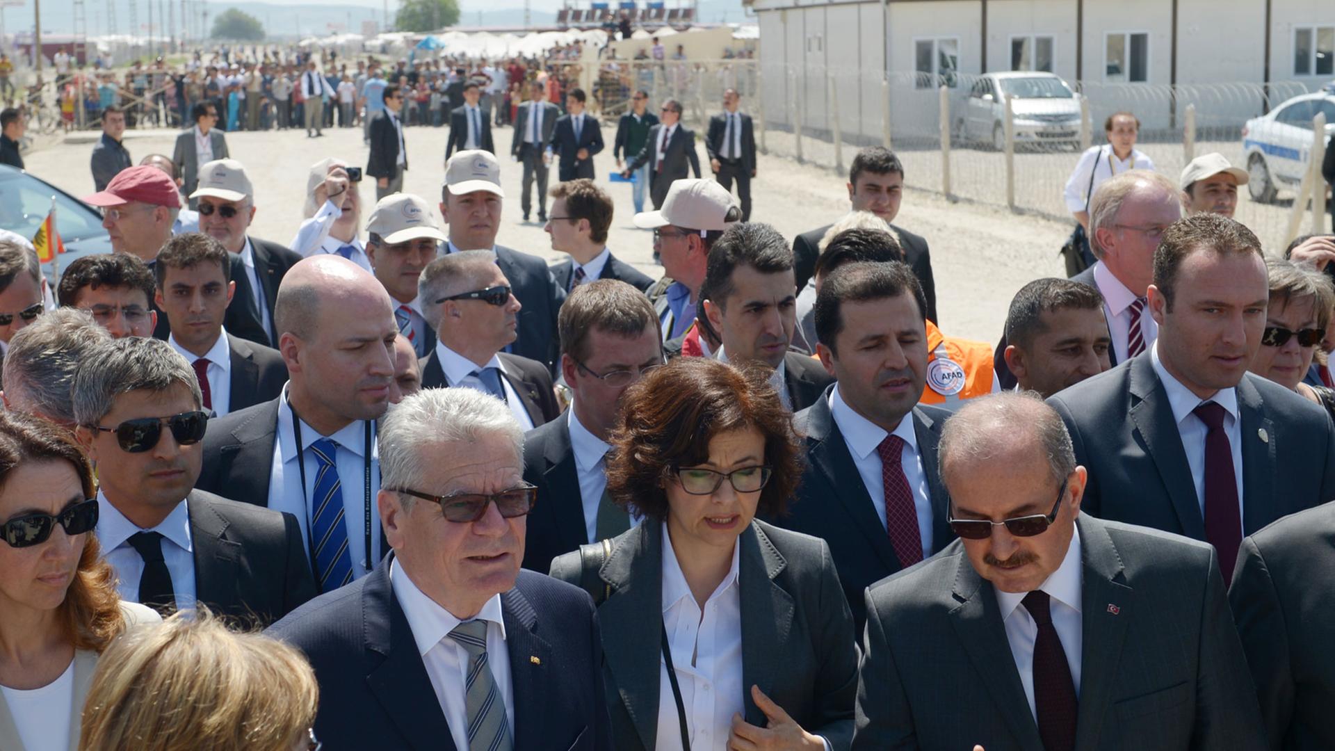 Bundespräsident Joachim Gauck und seine Lebensgefährtin Daniela Schadt besuchen am 27.04.2014 ein Flüchtlingslager in Kahramanmaras (Türkei).