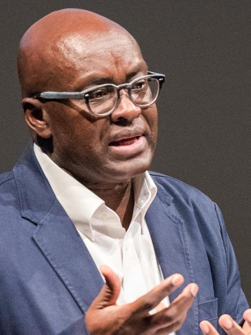Der kamerunische Historiker und Philosoph Achille Mbembe im Mai 2017 im Hamburger Thalia Theater.