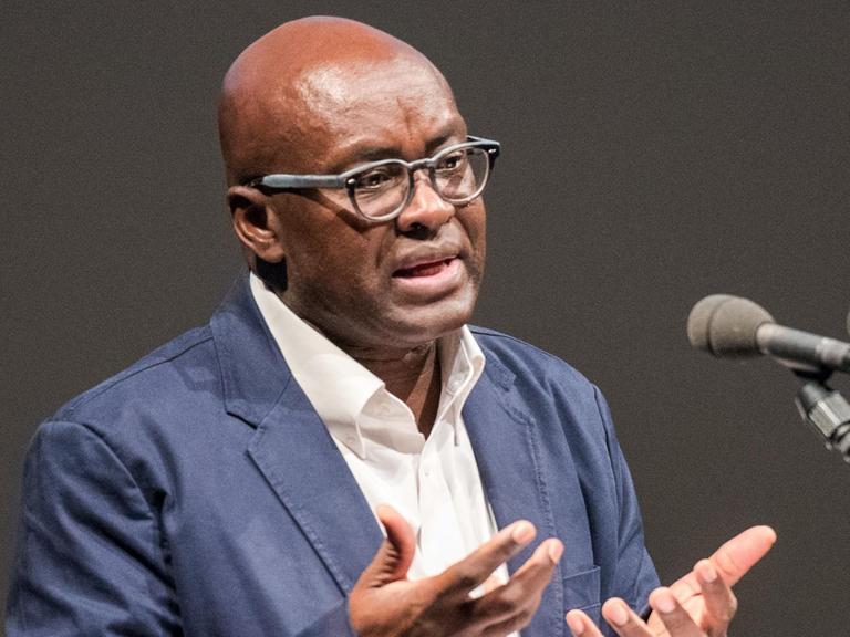 Der kamerunische Historiker und Philosoph Achille Mbembe im Mai 2017 im Hamburger Thalia Theater.