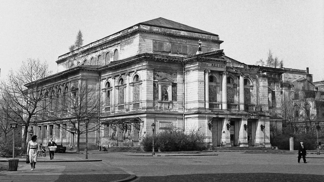 Die Ruine des Leipziger Gewandhauses im Jahr 1962
