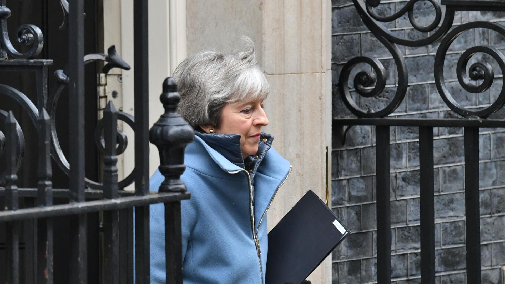 Die britische Premierministerin Theresa May verlässt ihren Amtsitz Downing Street Nr. 10 am 12. Februar 2019.
