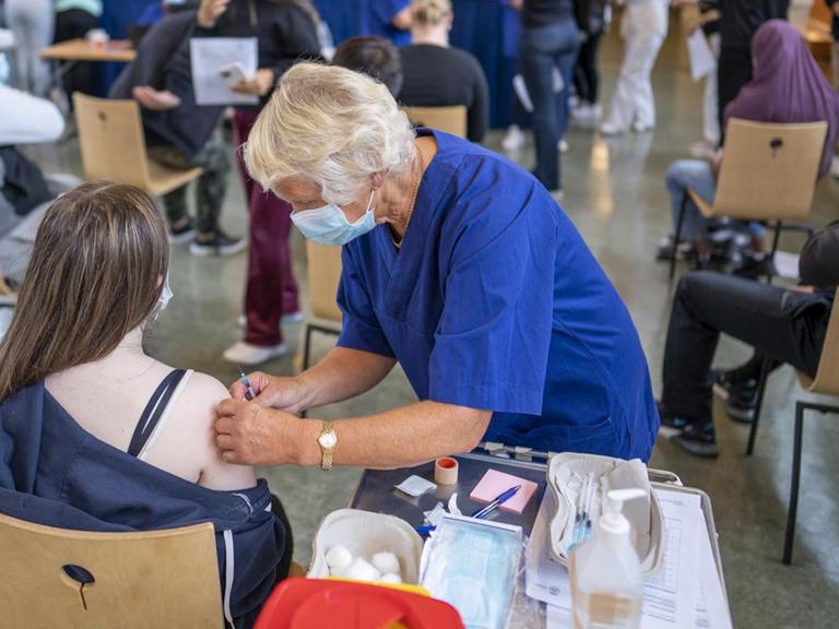 Eine Schülerin in Oslo bekommt ihre erste Impfung gegen Covid-19 in der Schulaula, 7.September 2021. Es gibt aktuell Massenimpfungen an Norwegens Schulen.