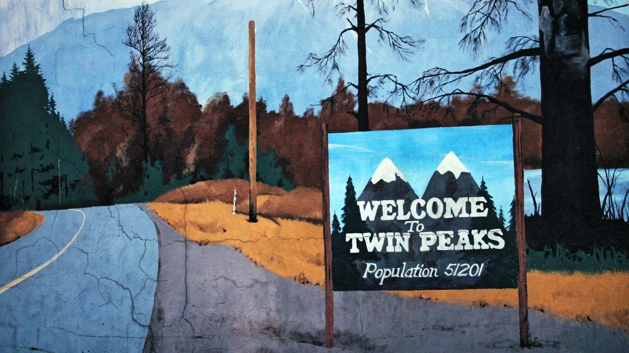 Wandbemalung in einem Café in Twin Peaks mit aufgemaltem Ortsschild