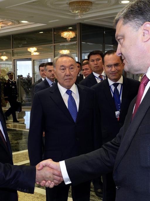 Ein besonderer Moment im Ukraine-Konflikt: Waldimir Putin (l.) und Petro Poroschenko