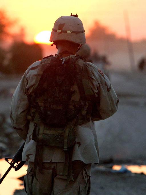 Ein US-Soldat von der 4. Infantriedivision patrouilliert am 24.8.2003 in Samarra nördlich der irakischen Hauptstadt Bagdad.