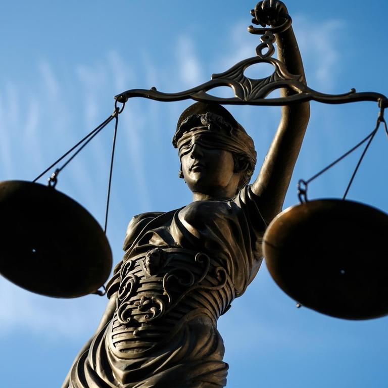 Eine Statue der Justitia