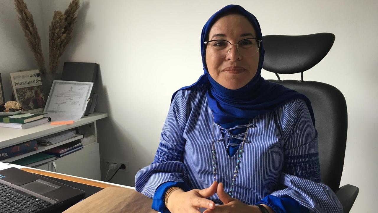 Ibtihel Abdellatif, Mitglied der tunesischen Wahrheitskommission an ihrem Schreibtisch.