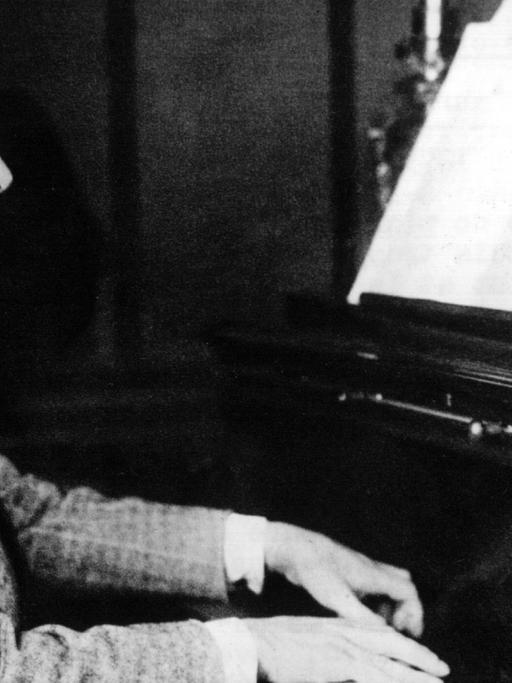 Der französische Komponist (u.a. "Bolero", "Daphnis und Chloe") in einer zeitgenössischen Aufnahme. Maurice Ravel wurde am 7. März 1875 in Ciboure geboren und ist am 28. Dezember 1937 in Paris gestorben. |