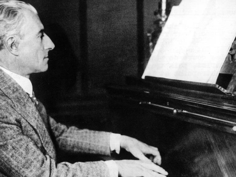 Der französische Komponist (u.a. "Bolero", "Daphnis und Chloe") in einer zeitgenössischen Aufnahme. Maurice Ravel wurde am 7. März 1875 in Ciboure geboren und ist am 28. Dezember 1937 in Paris gestorben. |