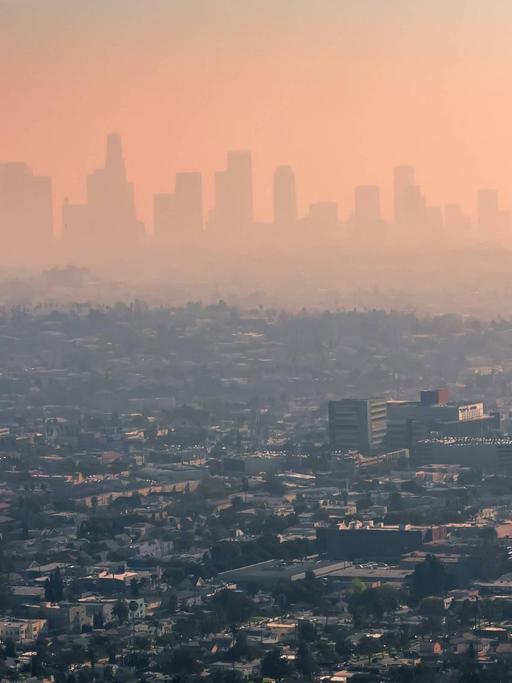 Eine Dunstglocke liegt über Los Angeles.