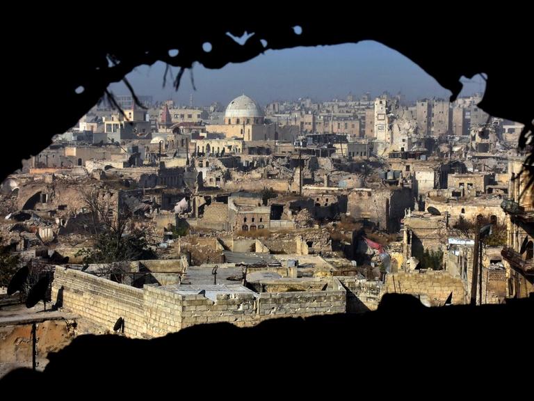 Blick auf die zerstörte syrische Stadt Aleppo.