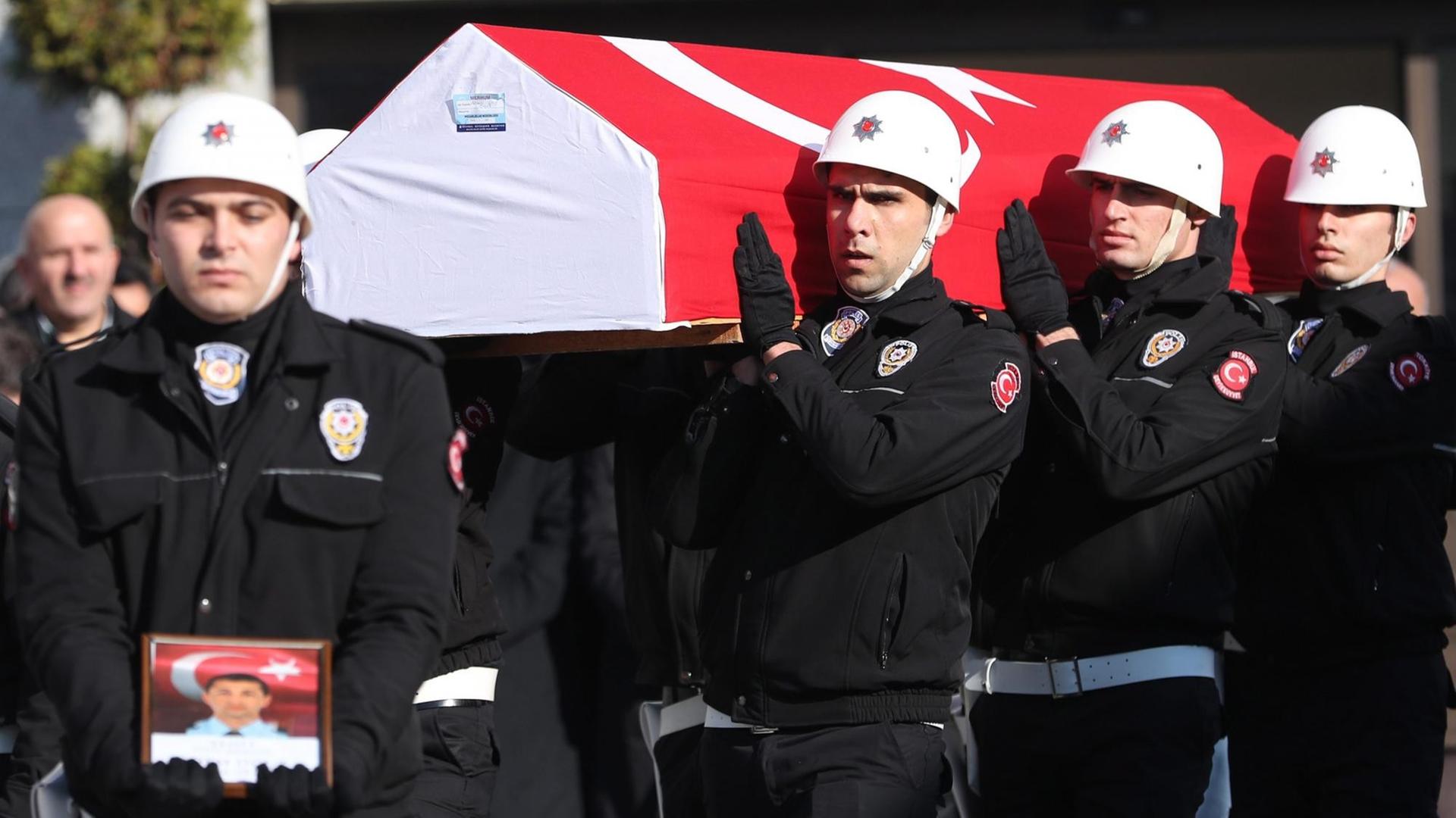 Polizisten tragen in Istanbul einen Sarg.