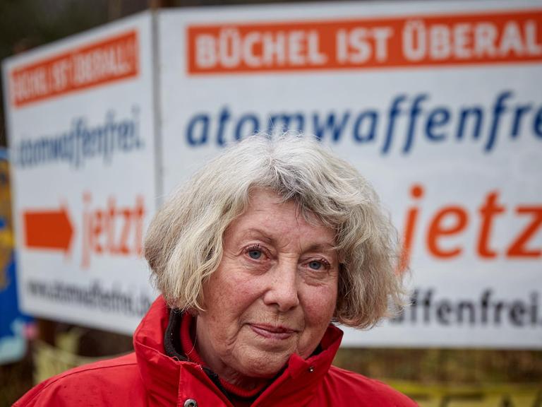 Friedensaktivistin Elke Koller im Jahr 2017 auf der Friedenswiese nahe des Bundeswehr-Fliegerhorstes in Büchel.