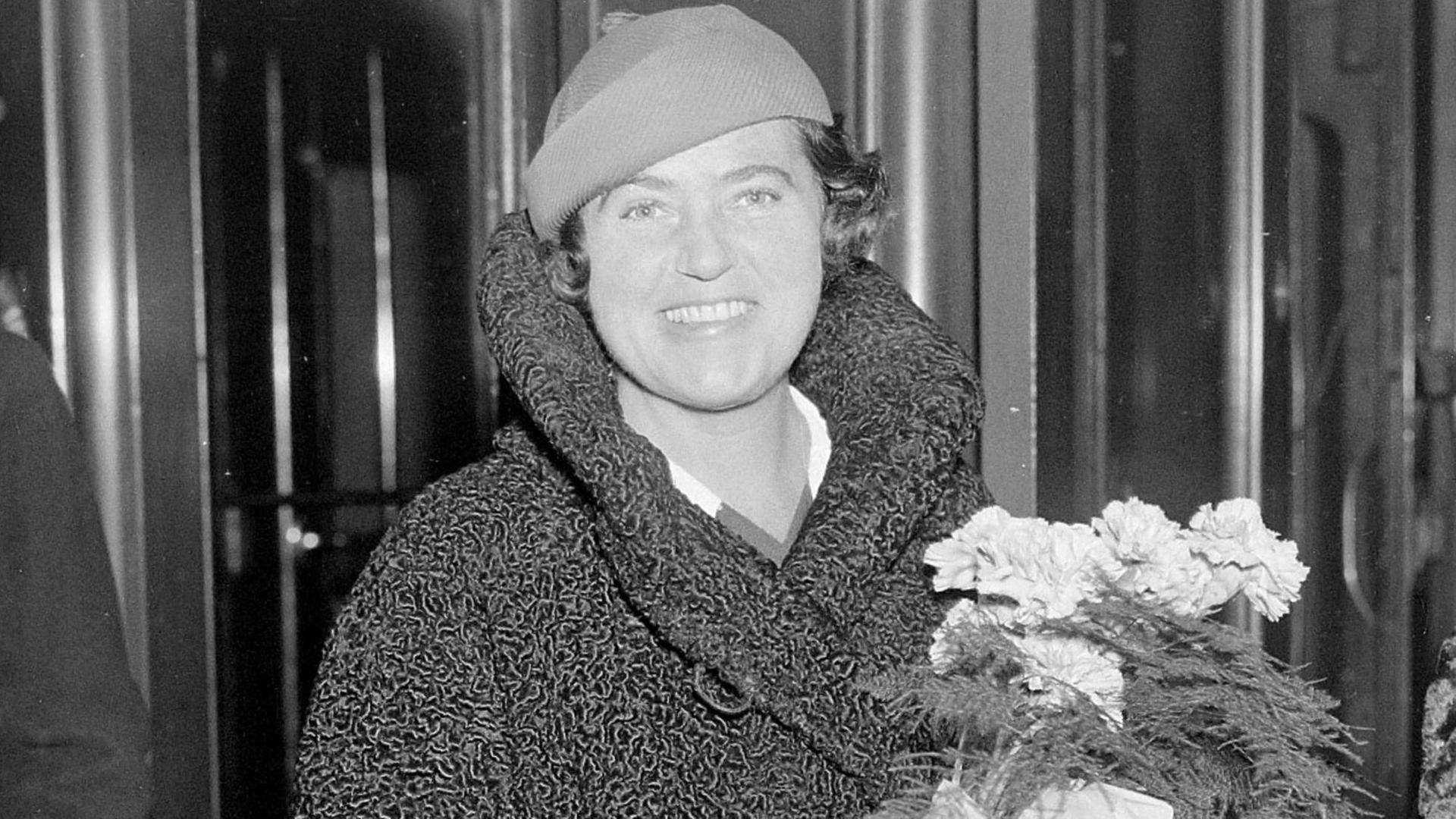 Lotte Lehmann ( famous German prima donna who shares with Elena Gerhardt the claim to be premier lieder singer ) has arrived in London - she will sing at her first lieder concert tomorrow ( Sunday ) - photo shows Lotte Lehmann on arrival at Victoria Station October 20th 1934 PUBLICATIONxINxGERxSUIxAUTxONLY UnitedArchives00950886 Lotte Lehmann Famous German Prima Donna Who Shares With Elena Gerhardt The Claim to Be Premier Songs Singer has arrived in London She will Sing AT her First Songs Concert Tomorrow Sunday Photo Shows Lotte Lehmann ON Arrival AT Victoria Station October 20th 1934 PUBLICATIONxINxGERxSUIxAUTxONLY UnitedArchives00950886
