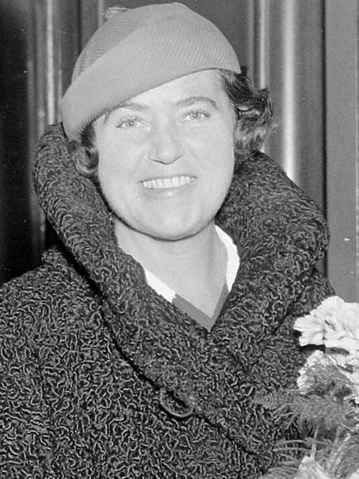 Lotte Lehmann ( famous German prima donna who shares with Elena Gerhardt the claim to be premier lieder singer ) has arrived in London - she will sing at her first lieder concert tomorrow ( Sunday ) - photo shows Lotte Lehmann on arrival at Victoria Station October 20th 1934 PUBLICATIONxINxGERxSUIxAUTxONLY UnitedArchives00950886 Lotte Lehmann Famous German Prima Donna Who Shares With Elena Gerhardt The Claim to Be Premier Songs Singer has arrived in London She will Sing AT her First Songs Concert Tomorrow Sunday Photo Shows Lotte Lehmann ON Arrival AT Victoria Station October 20th 1934 PUBLICATIONxINxGERxSUIxAUTxONLY UnitedArchives00950886