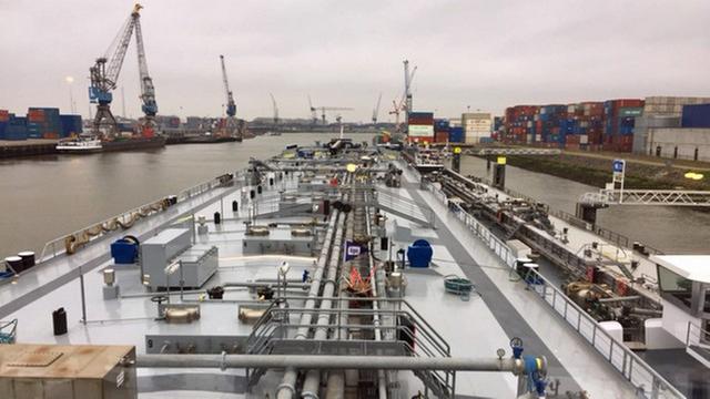 Mobile Tankstelle: Die Vorstenbosch ist ein Tankschiff der niederländischen Reederei VT Marine Logistic Services B.V., das große Containerschiffe mit Treibstoff "bebunkert"