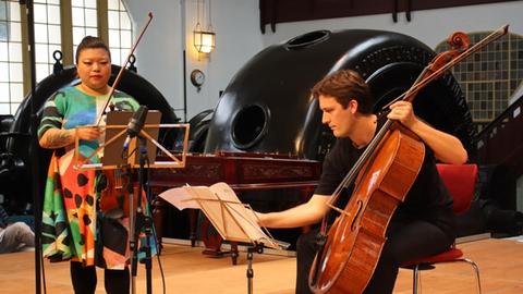 Yura Lee und Maximilian Hornung auf der Bühne des Kraftwerks Heimbach in der Eifel beim Kammermusikfest Spannungen am 30.06.2019