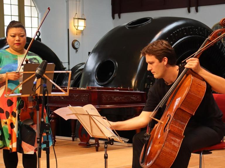 Yura Lee und Maximilian Hornung auf der Bühne des Kraftwerks Heimbach in der Eifel beim Kammermusikfest Spannungen am 30.06.2019