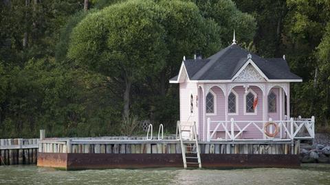 Ein Holzhaus an den finnischen Schären vor Turku