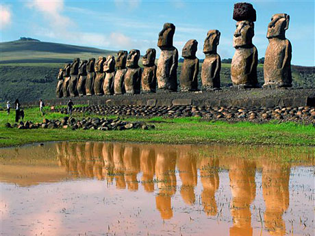 Die Osterinseln sind vor allem wegen der monumentalen Steinskulpturen, die Moais genannt werden, bekannt.
