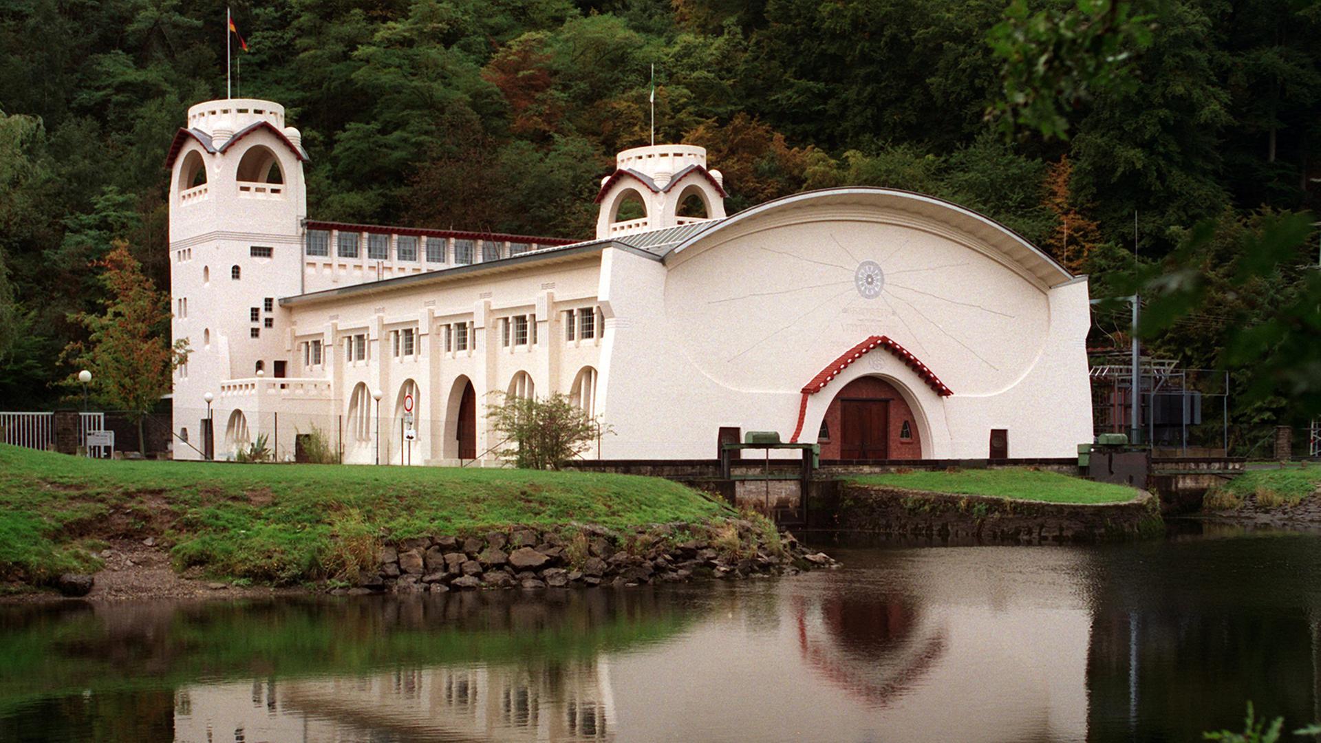 Blick auf das im Jugendstil errichtete Gebäude des Wasserkraftwerks Heimbach in der Eifel